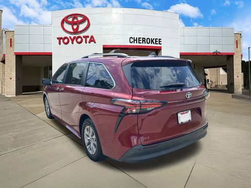 Used 2021 Toyota Sienna XLE image 3