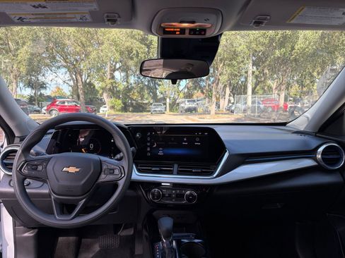 Used 2025 Chevrolet Trax LT image 27