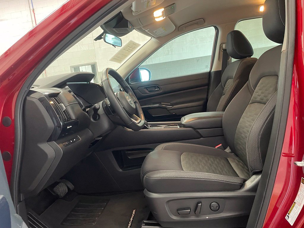 Certified 2025 Nissan Pathfinder SV FWD image 10