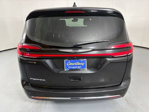 Used 2023 Chrysler Pacifica Touring-L FWD image 6