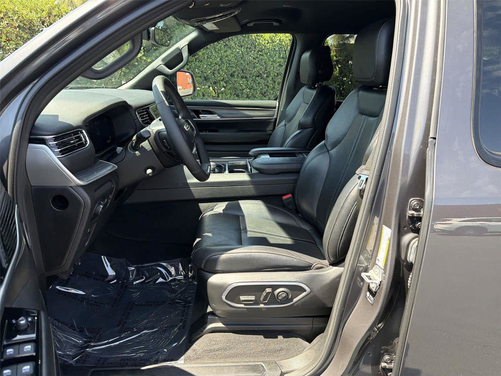 Used 2024 Jeep Wagoneer Series III AWD/4WD image 12