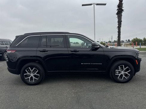 Used 2024 Jeep Grand Cherokee Limited image 3