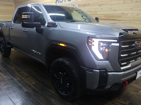Used 2025 GMC Sierra 2500 AT4 image 2