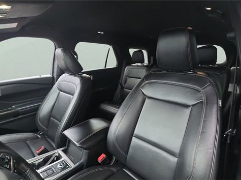 Used 2020 Ford Explorer XLT w/ Equipment Group 202A image 17