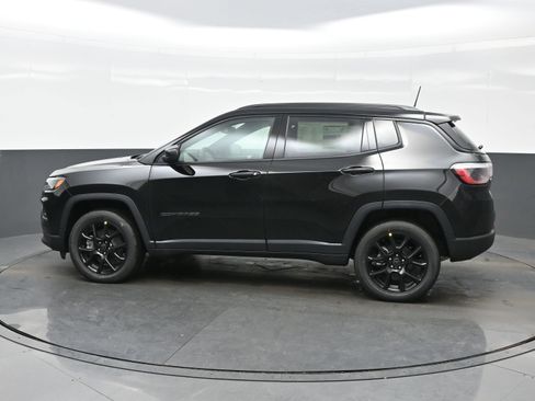 New 2026 Jeep Compass Latitude image 3