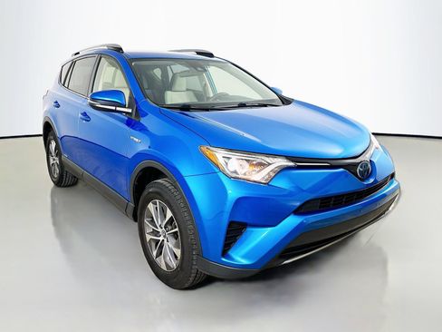 Used 2018 Toyota RAV4 LE AWD/4WD image 3