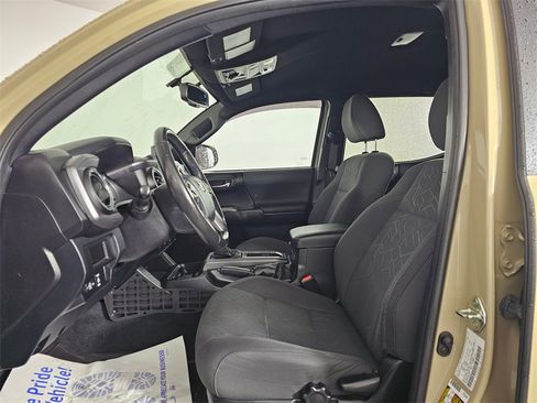 Used 2016 Toyota Tacoma TRD Off-Road w/ Towing Package image 25