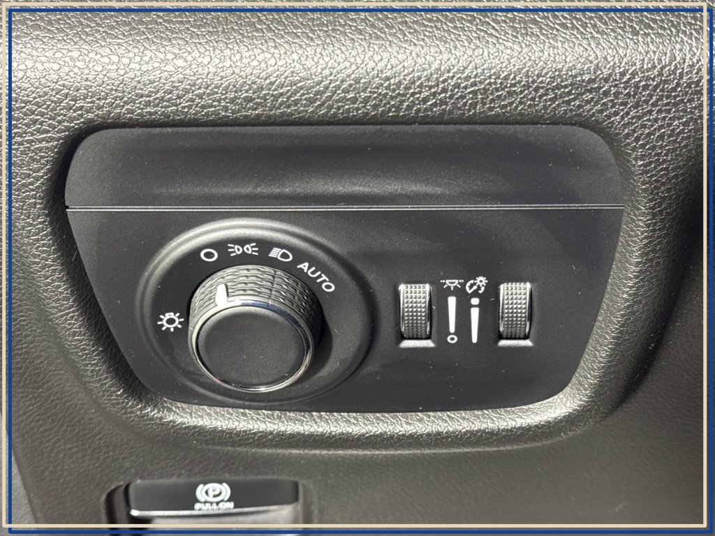 Used 2023 Jeep Grand Cherokee Laredo AWD/4WD image 22