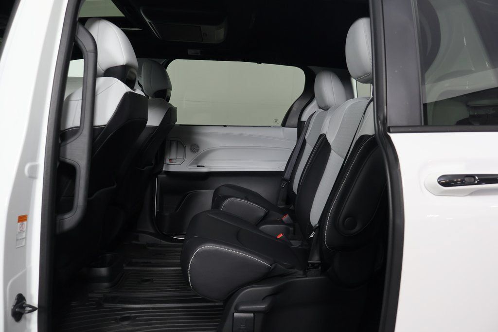 Used 2026 Toyota Sienna XSE FWD image 11