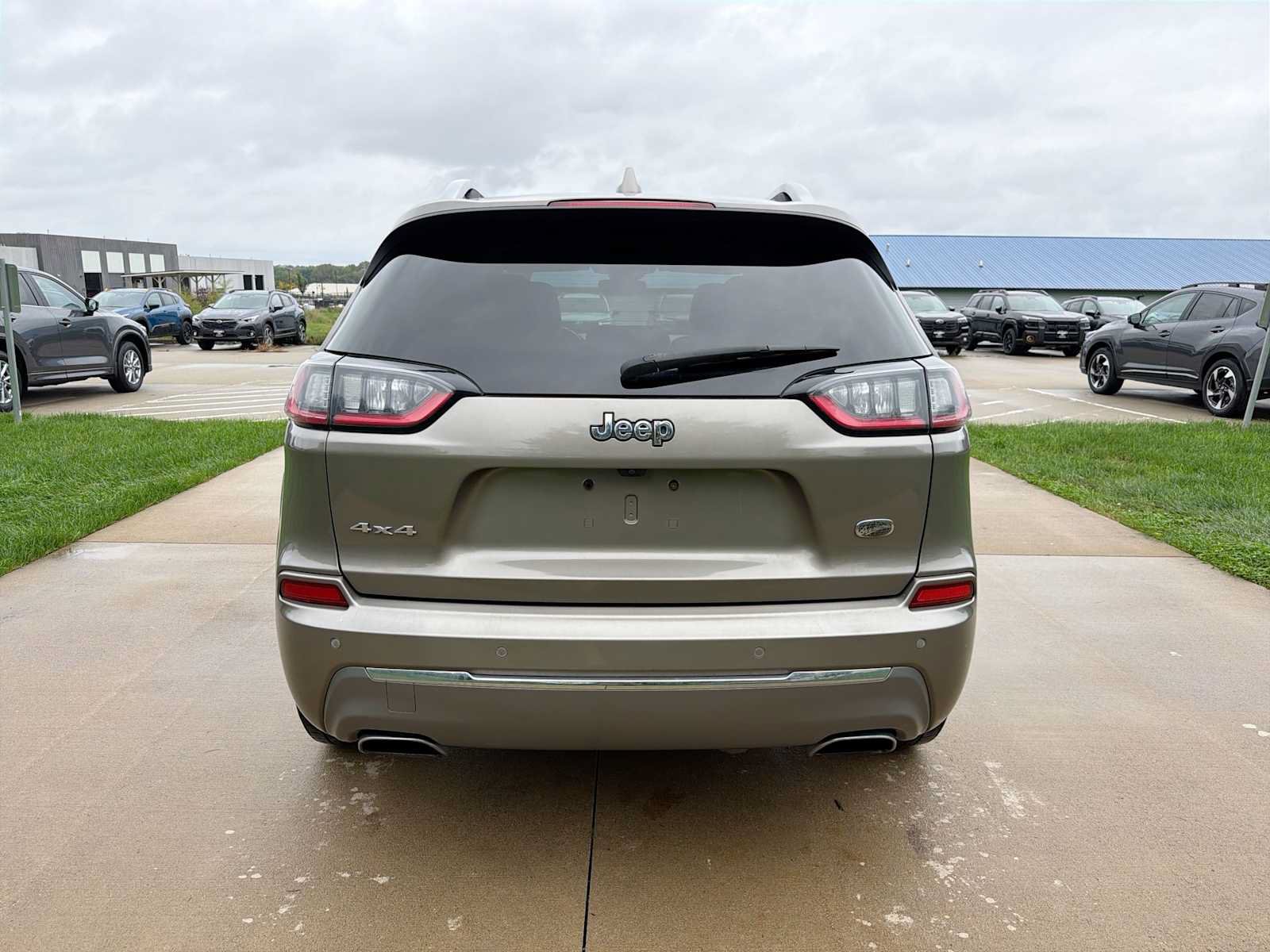 Used 2019 Jeep Cherokee Overland w/ Technology Group AWD/4WD image 3