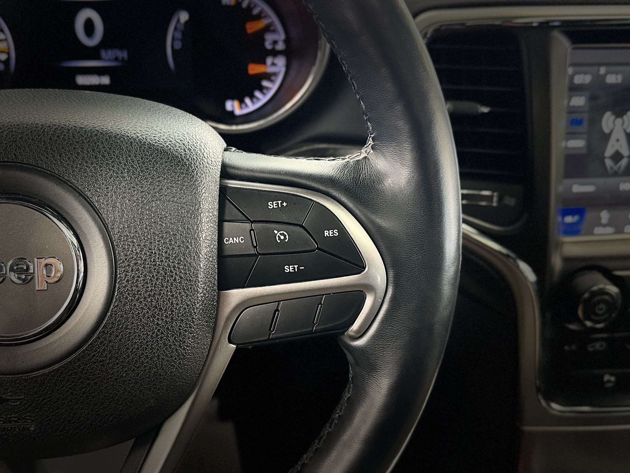 Used 2018 Jeep Grand Cherokee Altitude AWD/4WD image 21