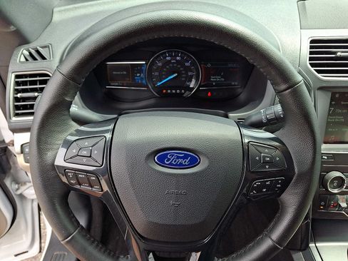 Used 2018 Ford Explorer XLT w/ Equipment Group 202A AWD/4WD image 19