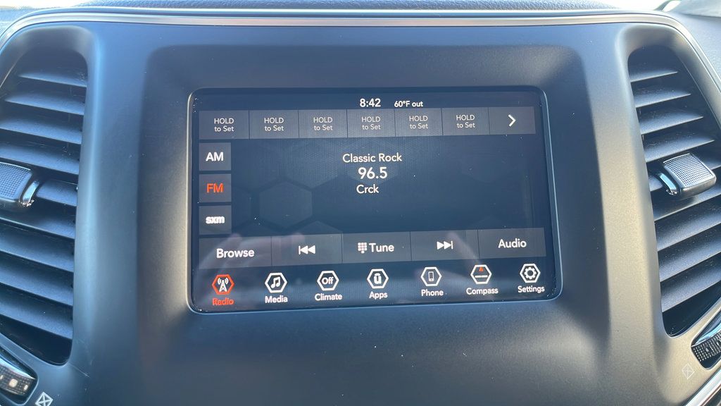 Used 2019 Jeep Cherokee Latitude Plus w/ Comfort/Convenience Group FWD image 14