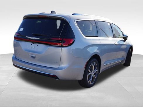 New 2026 Chrysler Pacifica Pinnacle image 3