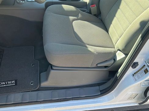 Used 2021 Nissan Frontier SV w/ Midnight Edition Floor Mats image 24