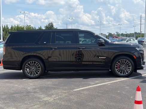 Used 2023 Cadillac Escalade ESV V AWD/4WD image 4