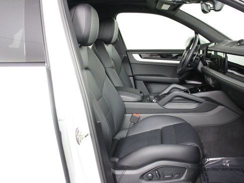 Certified 2025 Porsche Cayenne image 31