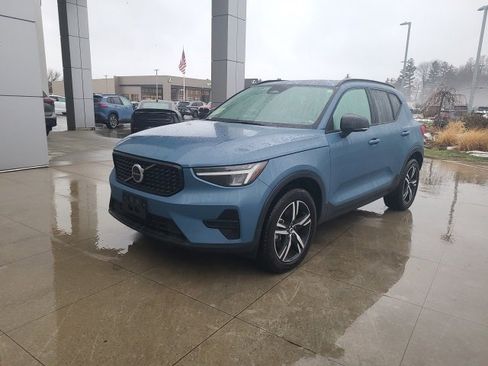 Used 2024 Volvo XC40 B5 Core image 3