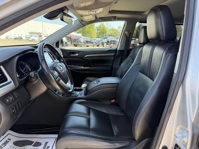 Used 2017 Toyota Highlander SE AWD/4WD image 25