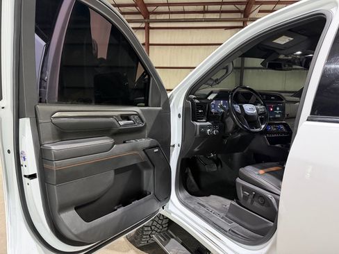 Used 2024 GMC Sierra 2500 AT4 w/ AT4 Preferred Package AWD/4WD image 11