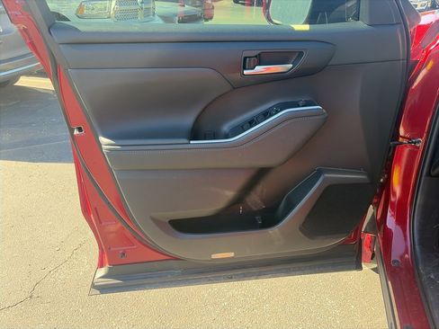 Used 2022 Toyota Highlander XLE image 14