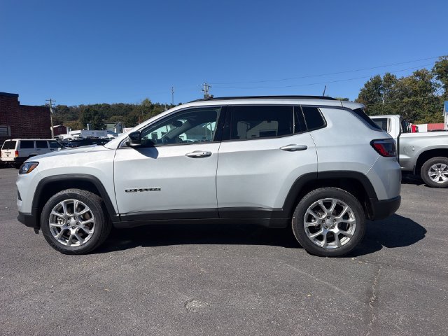 Used 2024 Jeep Compass Latitude AWD/4WD image 3