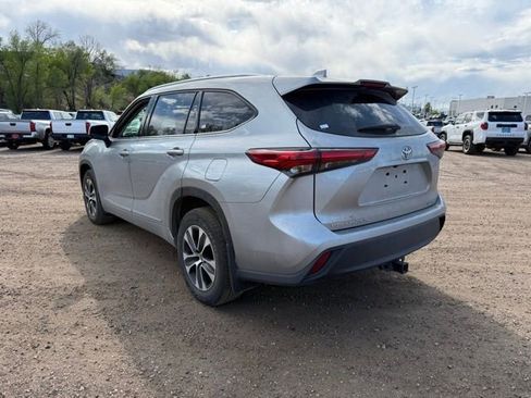 Used 2020 Toyota Highlander XLE image 3