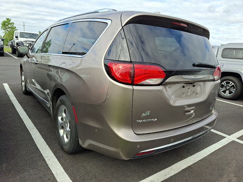 Used 2017 Chrysler Pacifica Touring-L Plus w/ Advanced Safetytec Group FWD image 4
