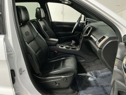 Used 2017 Jeep Grand Cherokee Overland image 32