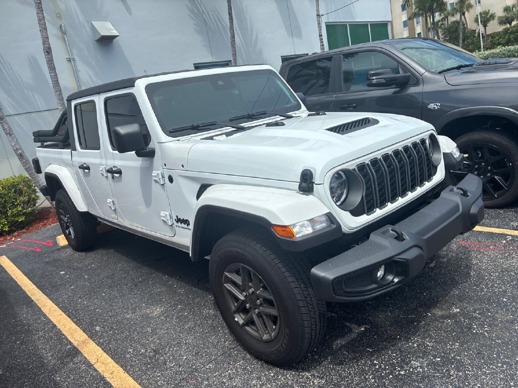 Used 2025 Jeep Gladiator Sport AWD/4WD image 2