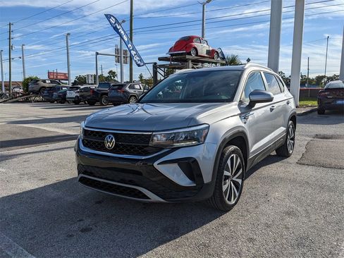 Certified 2022 Volkswagen Taos SE image 3