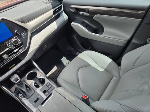 Used 2023 Toyota Highlander Limited FWD image 16