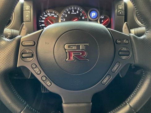 Used 2014 Nissan GT-R Premium image 10