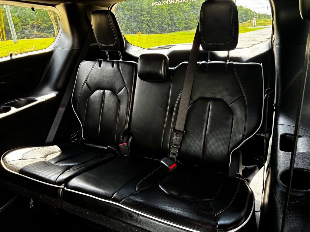 Used 2025 Chrysler Pacifica Limited FWD image 11
