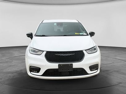 Used 2024 Chrysler Pacifica Limited