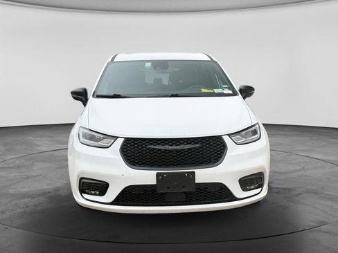 Used 2024 Chrysler Pacifica Limited FWD image 3
