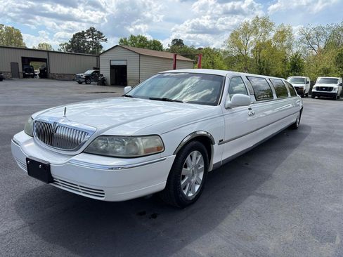 Used 2004 Lincoln Town Car Executive RWD image 4