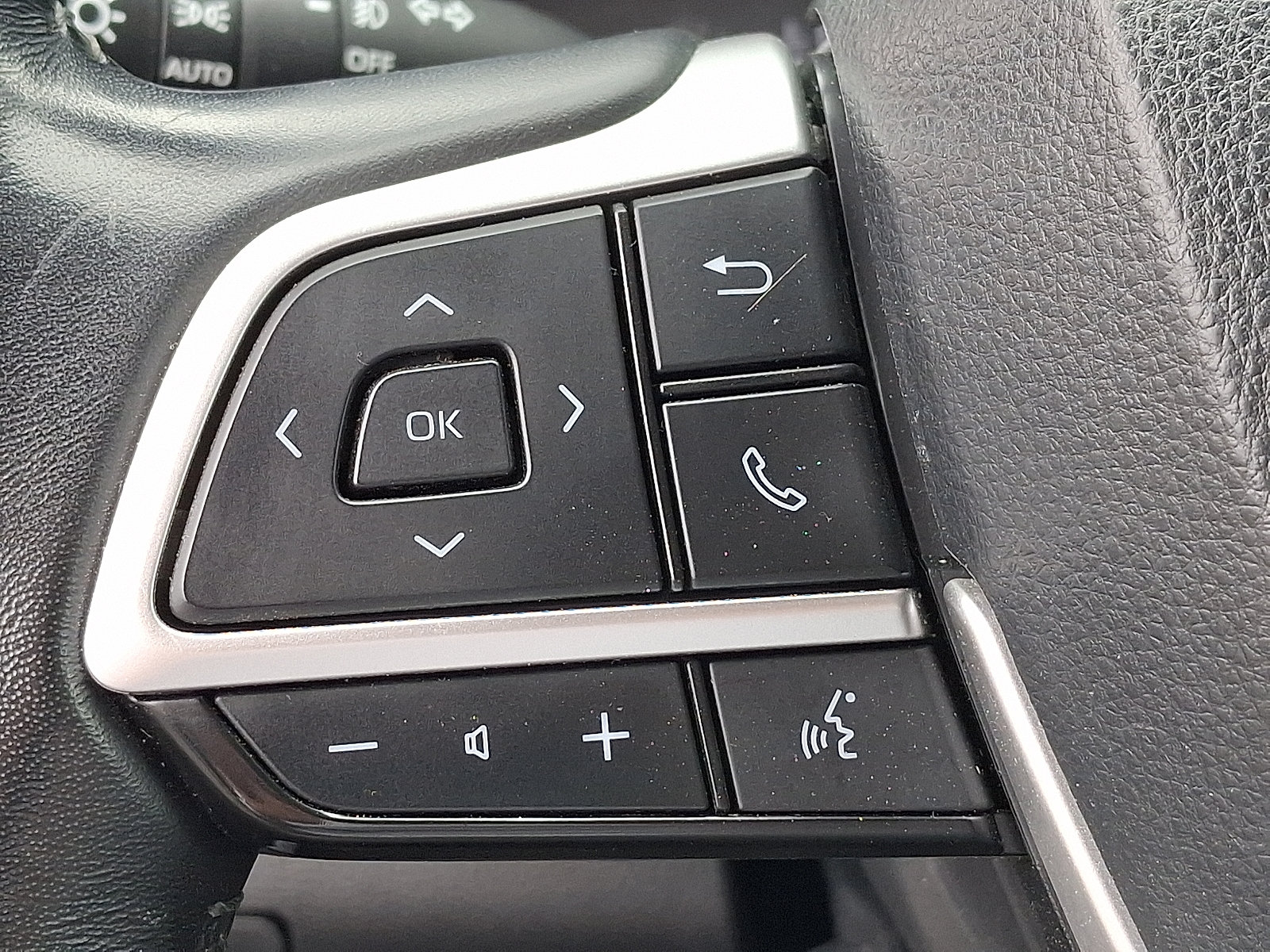 Used 2024 Toyota Highlander LE AWD/4WD image 21