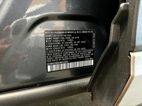 Used 2025 Volkswagen Tiguan SE w/ Panoramic Sunroof Package image 35