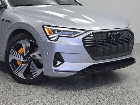 Used 2022 Audi e-tron Premium Plus w/ Premium Plus Package image 2