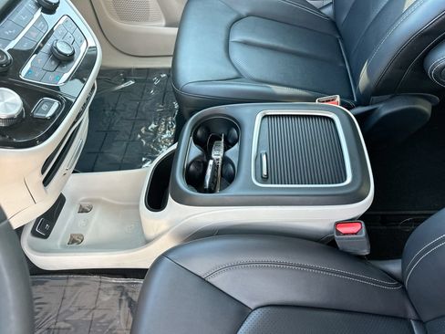 Used 2024 Chrysler Pacifica Touring-L FWD image 20