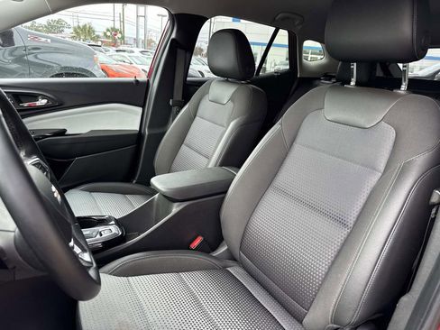 Used 2025 Chevrolet Trax LT w/ LT Convenience Package image 17