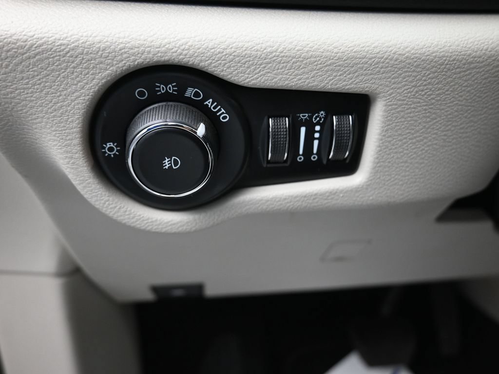 Used 2023 Chrysler Pacifica Touring-L FWD image 17