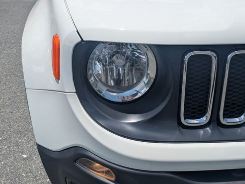 Used 2018 Jeep Renegade Latitude FWD image 9