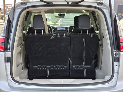 Used 2024 Chrysler Pacifica Touring-L image 15