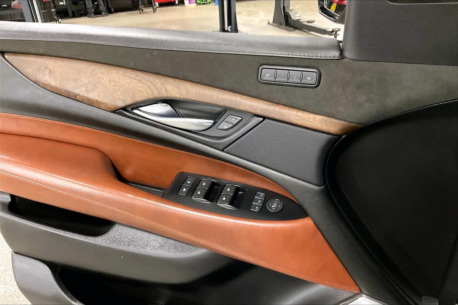 Used 2019 Cadillac Escalade ESV Luxury AWD/4WD image 35