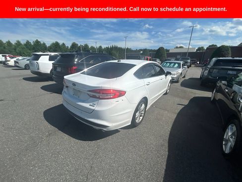 Used 2018 Ford Fusion SE w/ Fusion SE Technology Package FWD image 8