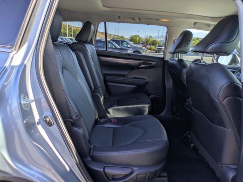 Used 2022 Toyota Highlander Platinum AWD/4WD image 30