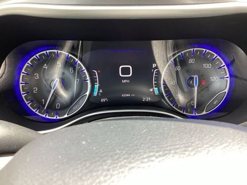 Used 2023 Chrysler Pacifica Touring-L FWD image 19