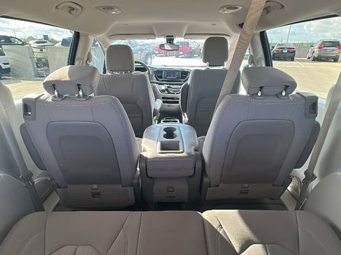 Used 2017 Chrysler Pacifica LX image 35
